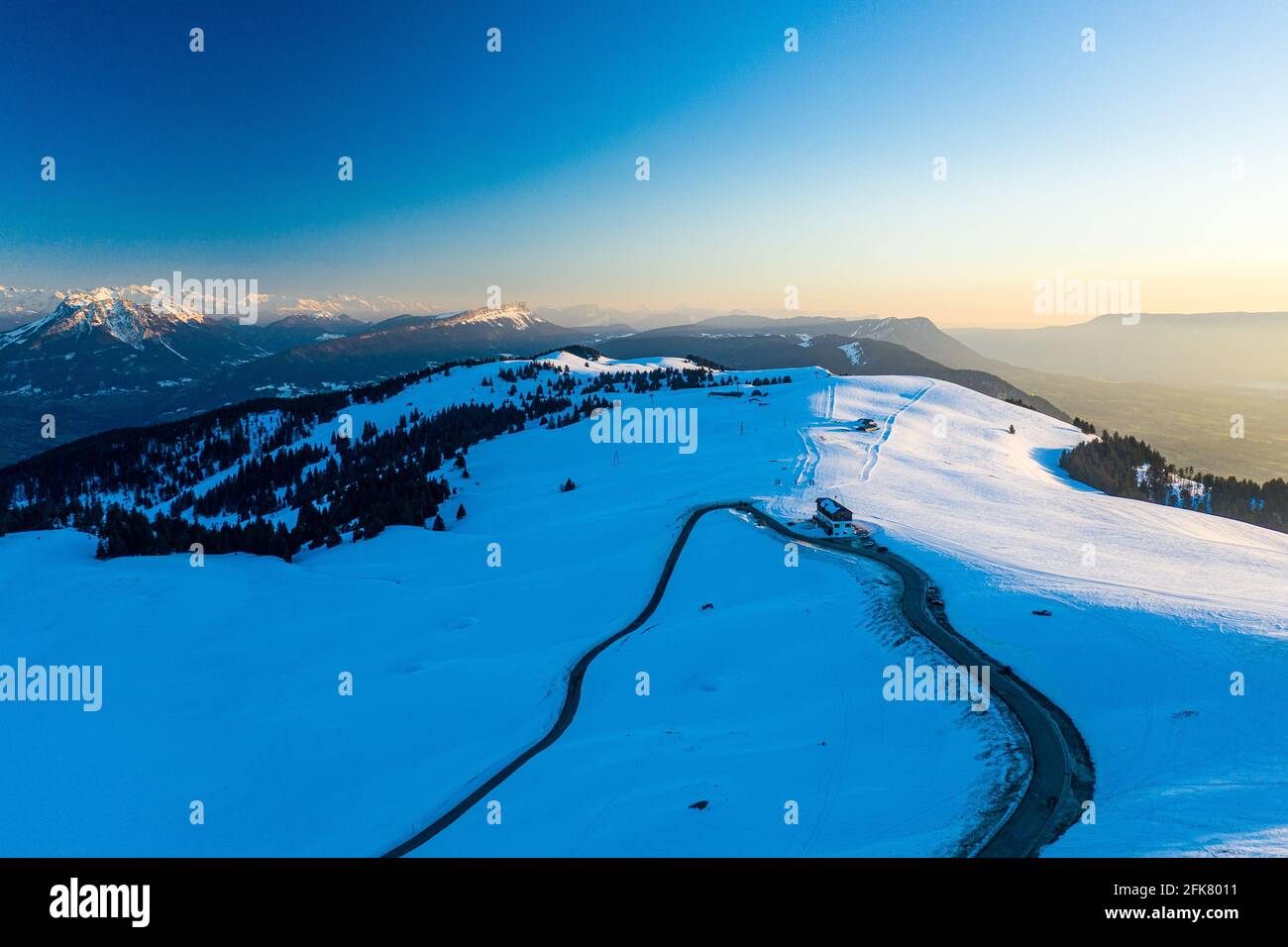 Beautiful sunrise shot field snow hi-res stock photography and images ...