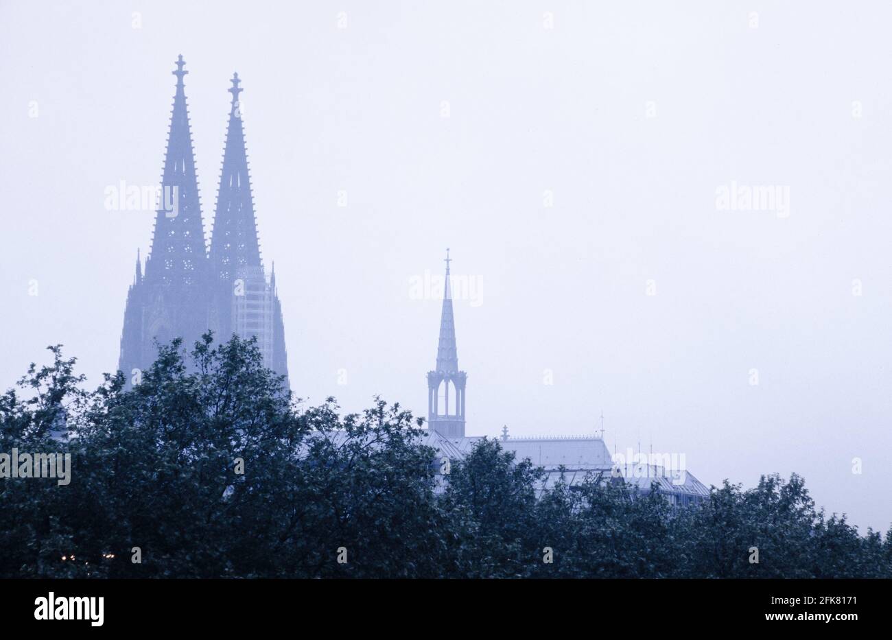 Cologne Cathedral (Kölner Dom), North Rhine-Westphalia, Germany, Europe (35mm slide film, circa 2002) Stock Photo