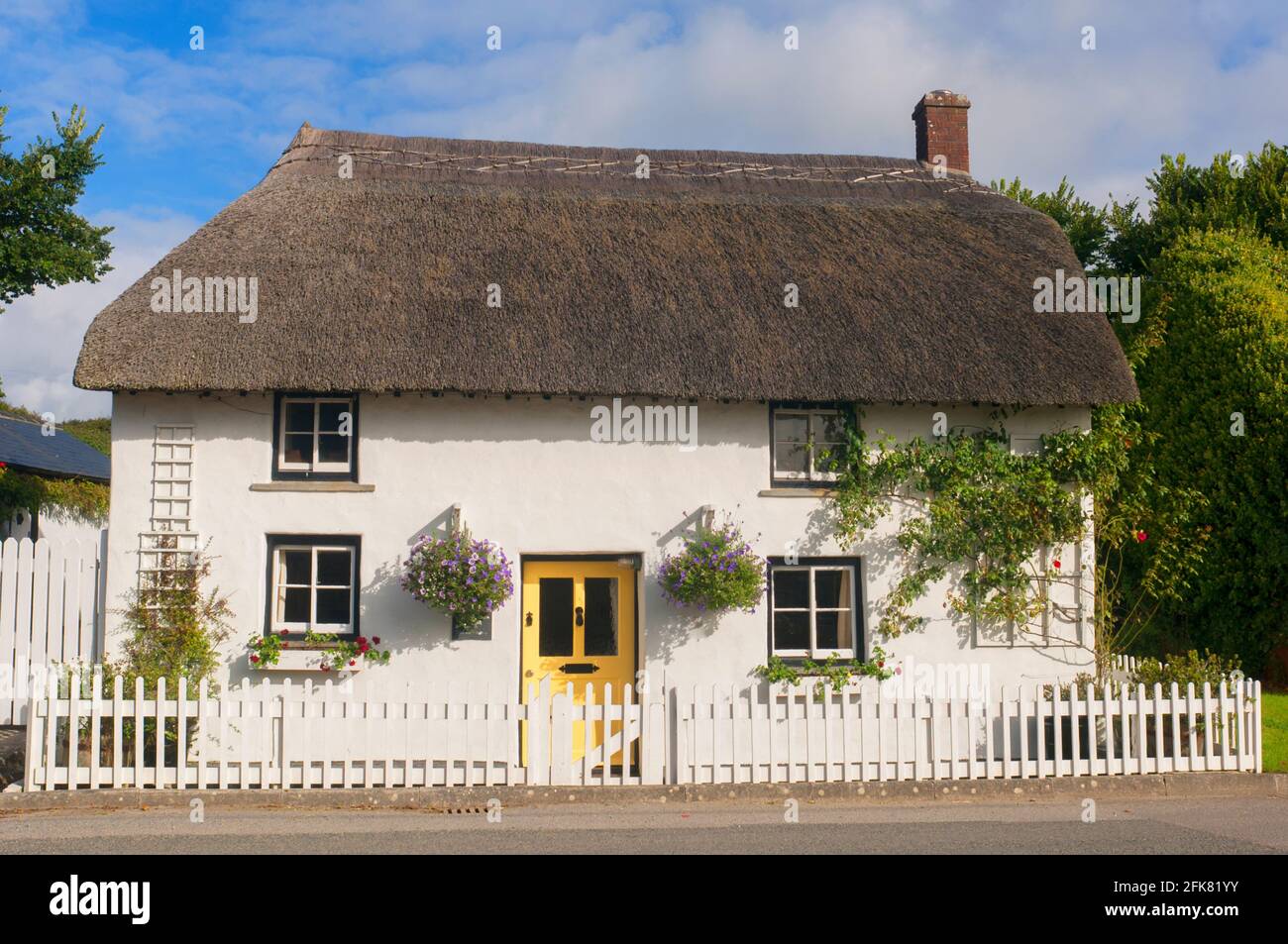 Pretty thatched cottage in Gunwalloe, Cornwall, UK. This house was once the residence of Compton Mackenzie, the author of Whiskey Galore - John Gollop Stock Photo
