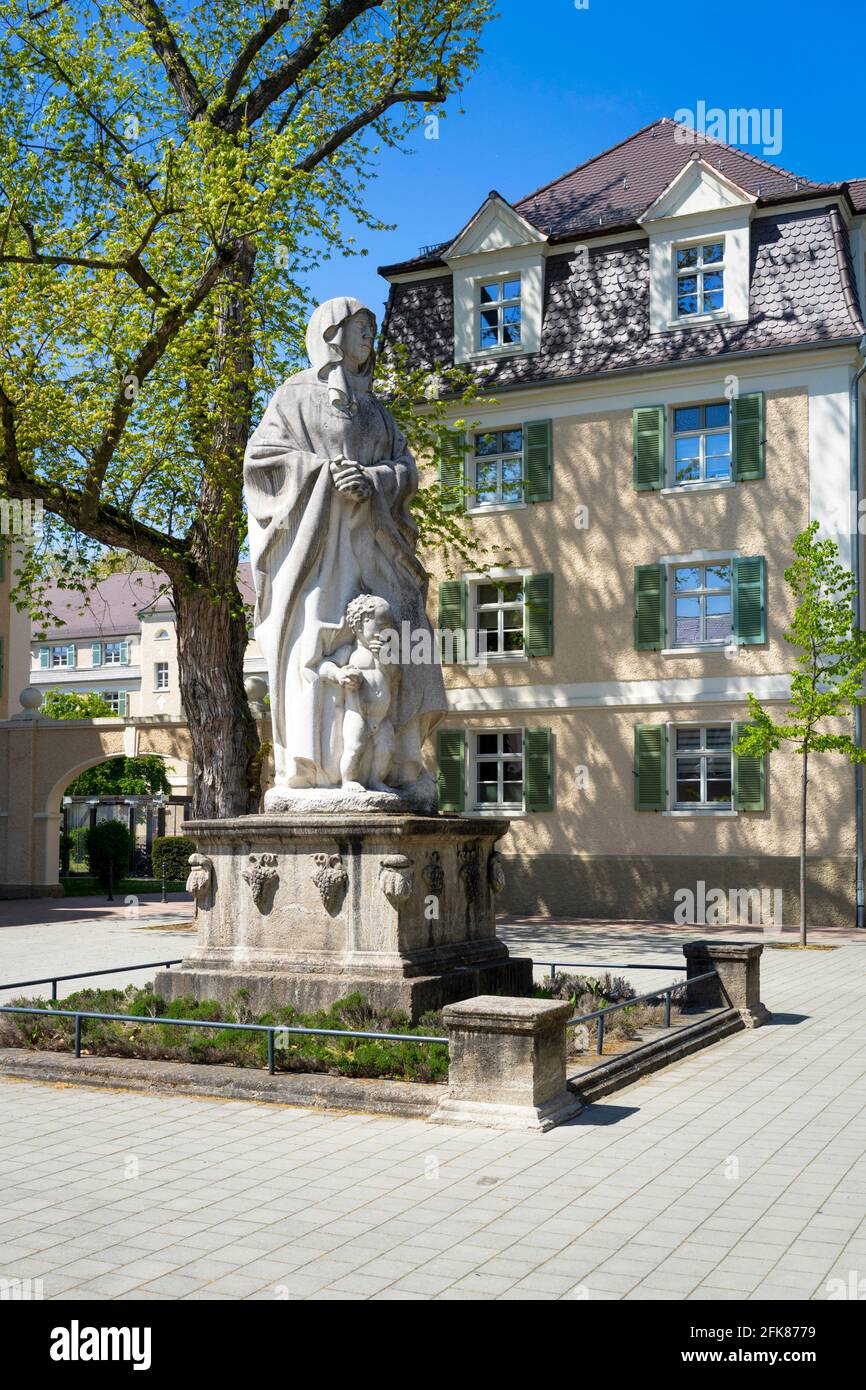 Historic company housing: Neue Hofgaerten bei BASF with monument for employees fallen in war (Ludwigshafen / Germany) Stock Photo