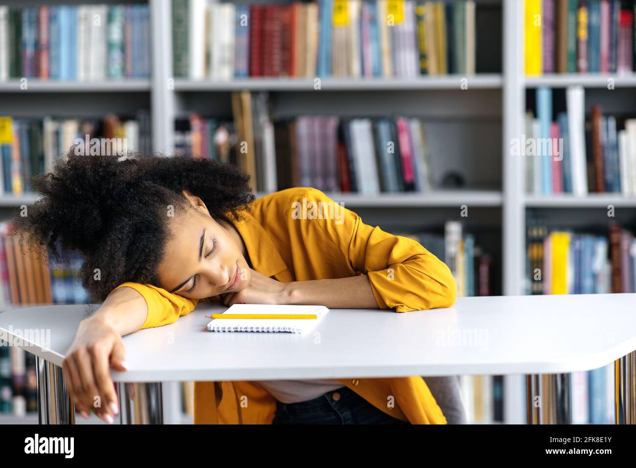 Library think. Библиотекарь в библиотеке. Мужчина в библиотеке. Library way. Библиотека гейзеля в сан-диего.