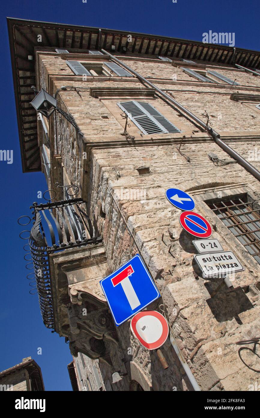 Haus mit Verkehrsschildern in der Altstadt von Assisi, Umbrien, Italien Stock Photo