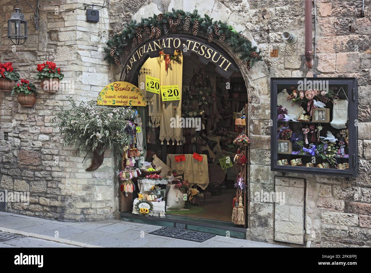 Kunstgewerbe, Souvenirverkauf in Assisi, Umbrien, Italien Stock Photo