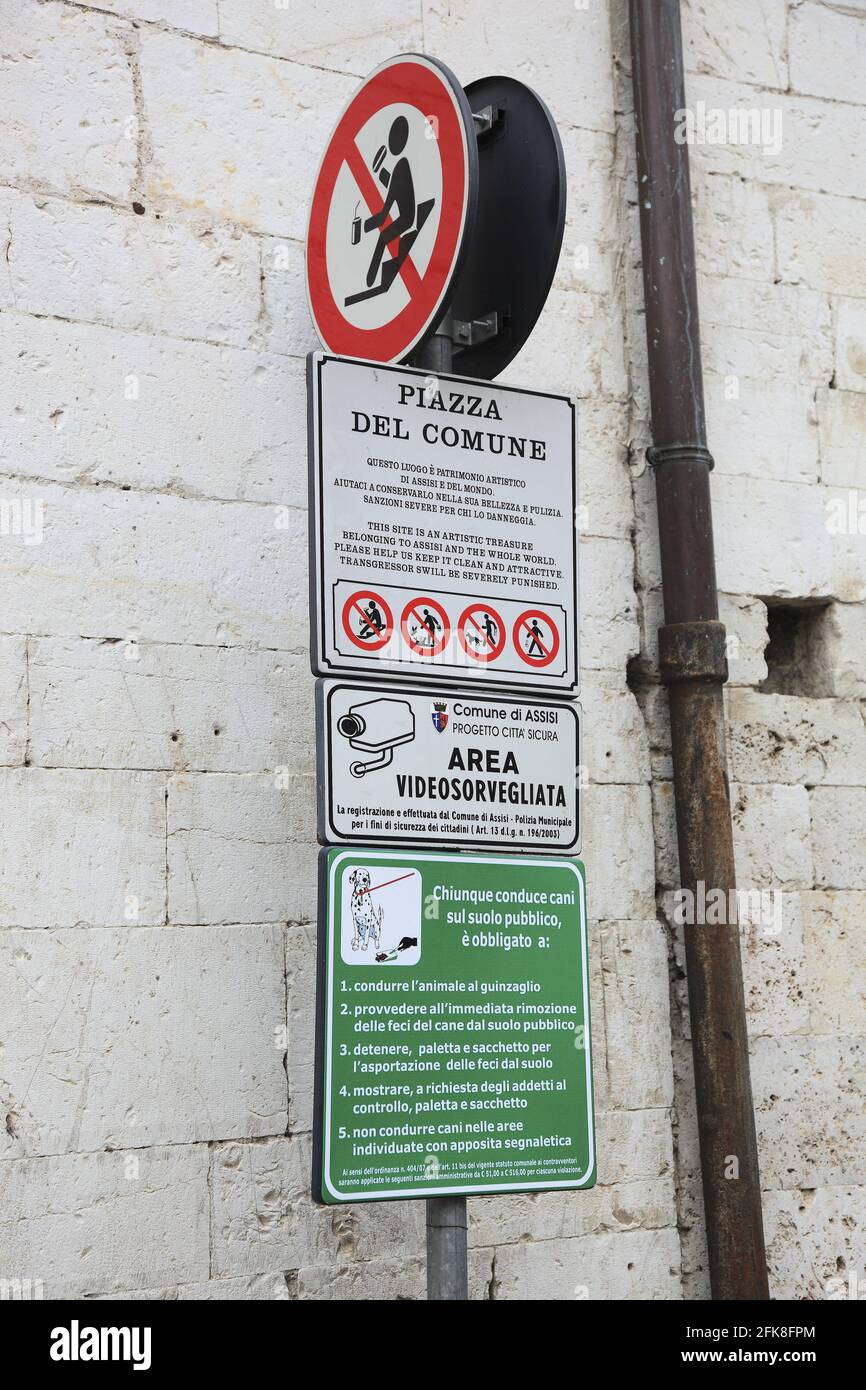 Schild Videoueberwachung und Verbot auf den Treppen zu sitzen und zu essen, Assisi, Umbrien, Italien Stock Photo