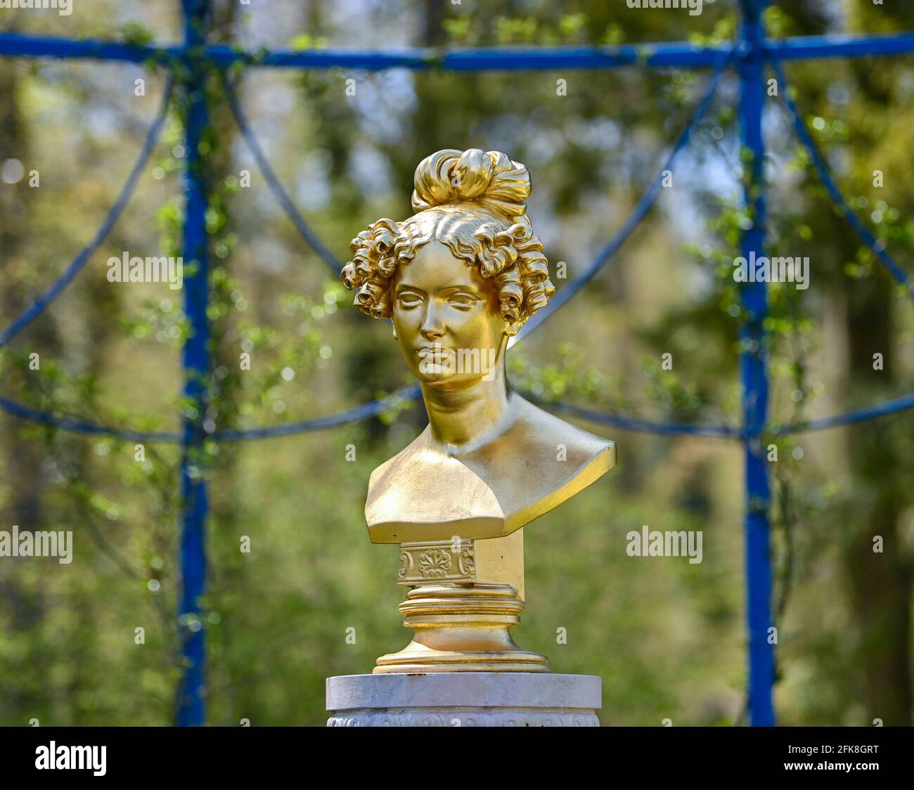 Close-up of a female opera singer singing Stock Photo - Alamy