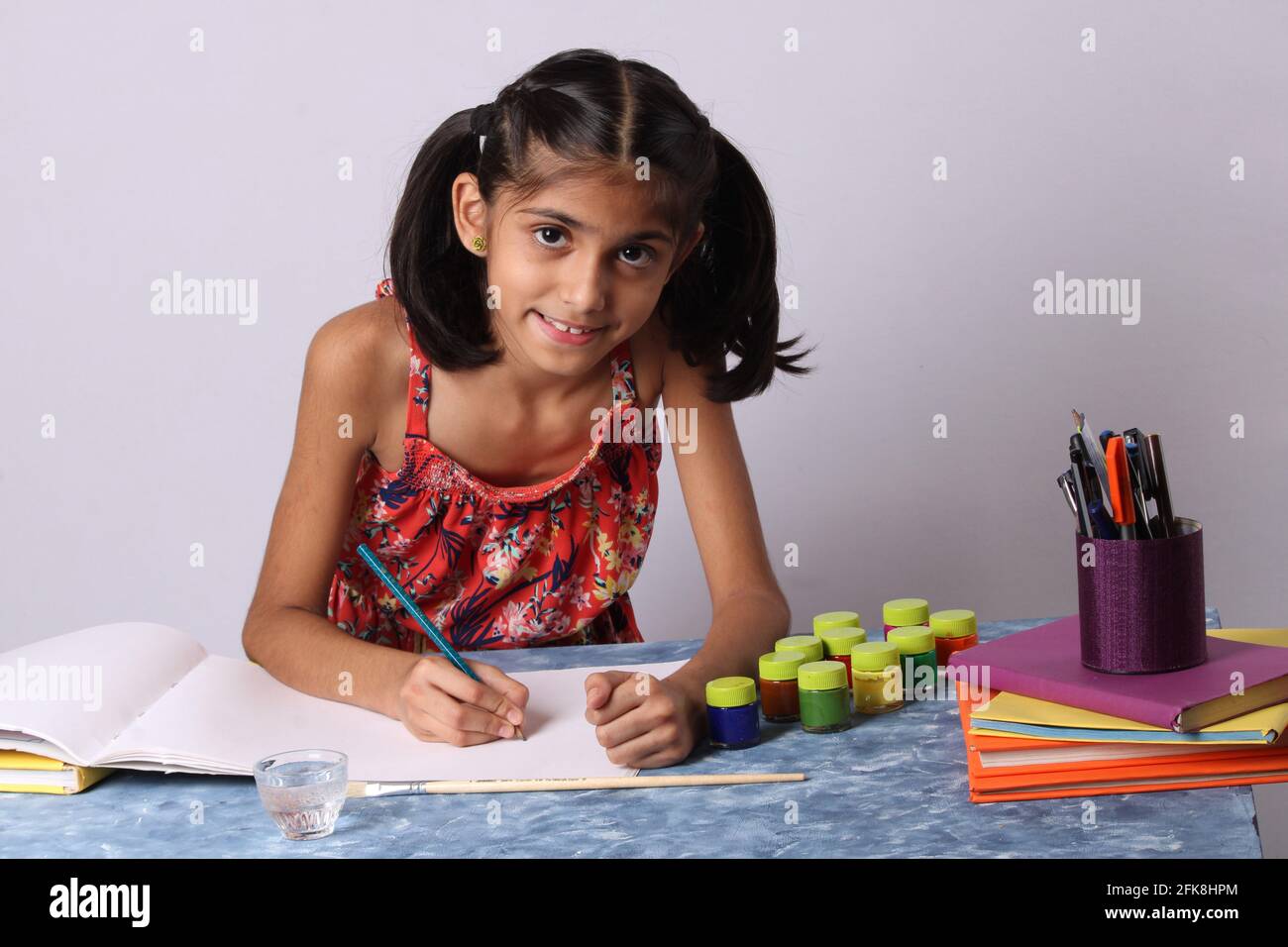 Indian girl child education drawing hi-res stock photography and images ...
