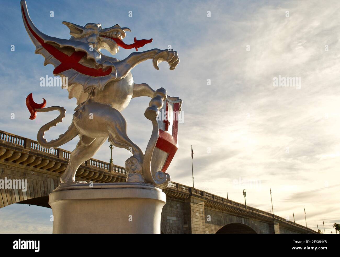 Lake Havasu City, Arizona: Replica Dragon Boundary Marker in front of the London Bridge. The red and silver dragons hold City of London's coat of arms Stock Photo