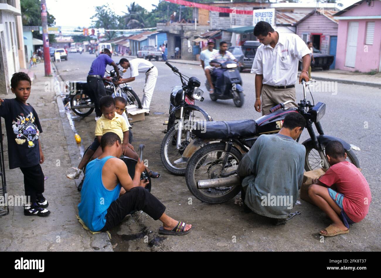 Dominikanische Republik, Straßenszene mit Motorrad- und Moped-Werkstatt am Straßenrand, in Puerto Plata Stock Photo