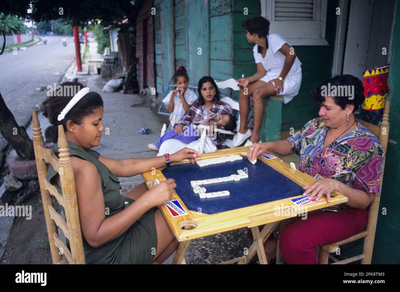 Dominikanische Republik, Straßenszene mit Domino-Spielerinnen, Santo Domingo Stock Photo