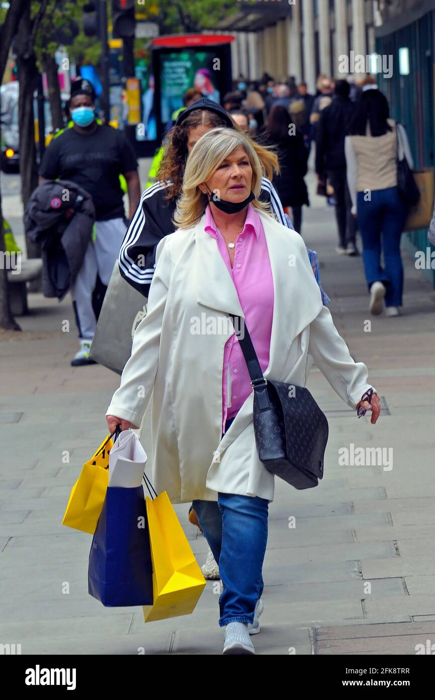 London, UK, 29 April 2021 Oxford street busy with shoppers after coronavirus restrictions lifted. Credit: JOHNNY ARMSTEAD/Alamy Live News Stock Photo