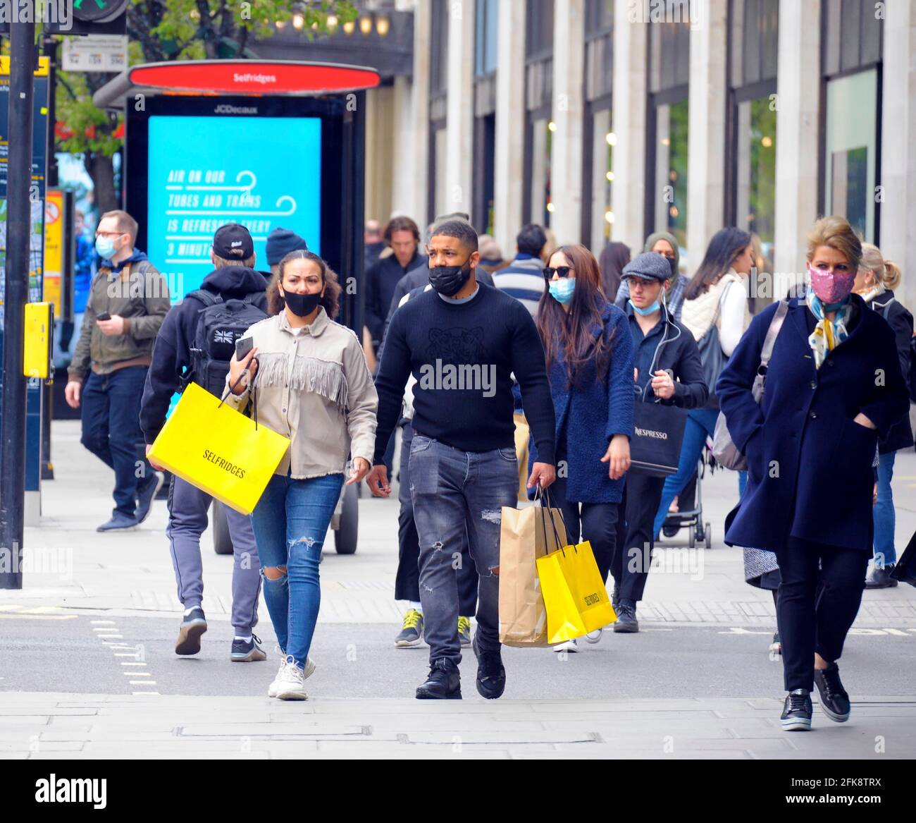 London, UK, 29 April 2021 Oxford street busy with shoppers after coronavirus restrictions lifted. Credit: JOHNNY ARMSTEAD/Alamy Live News Stock Photo