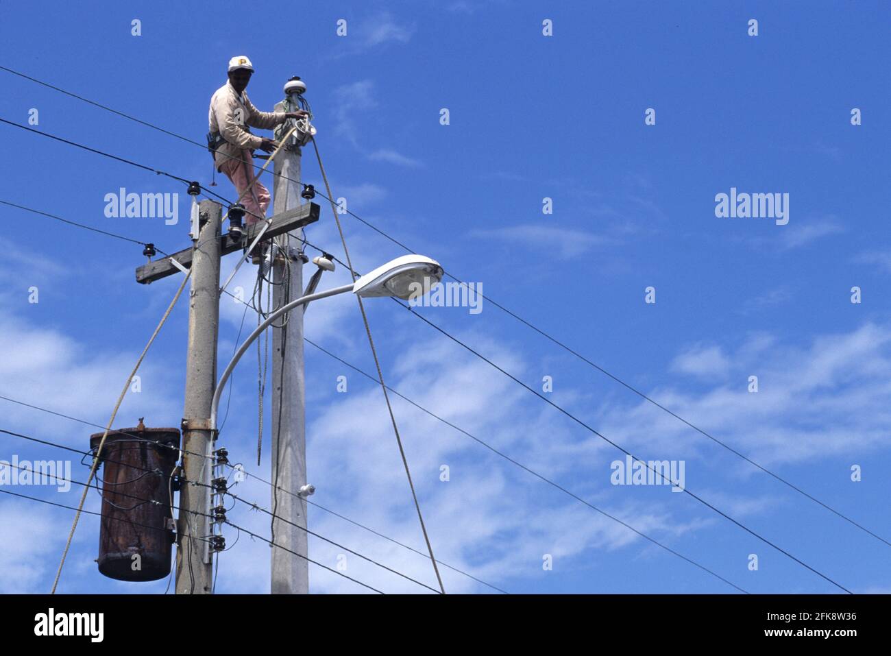 Dominikanische Republik, Elektriker repariert Stromerversorgung für private Haushalte, in Puerto Plata Stock Photo