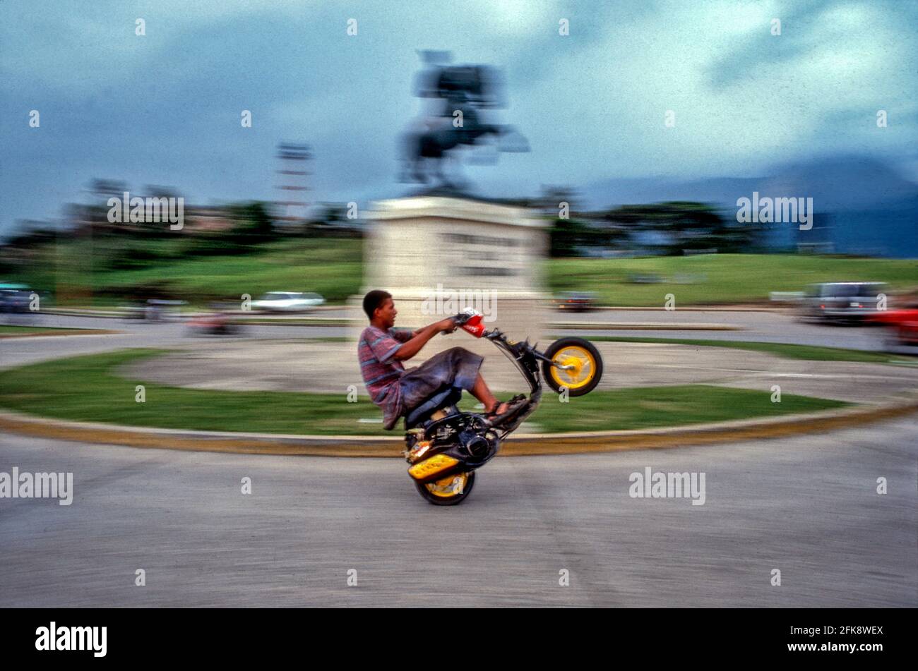 Dominikanische Republik, Wheely eines Vespa-Rollerfahrers in der Hauptstadt Santo Domingo. Stock Photo