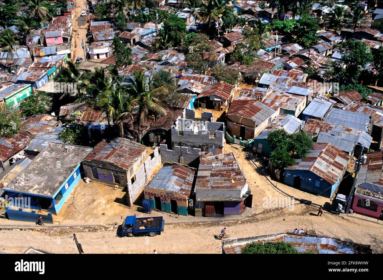 Dominikanische Republik, dicht besiedeltes Armenviertel mit Wellblech-Huetten in der Hauptstadt Santo Domingo. Stock Photo