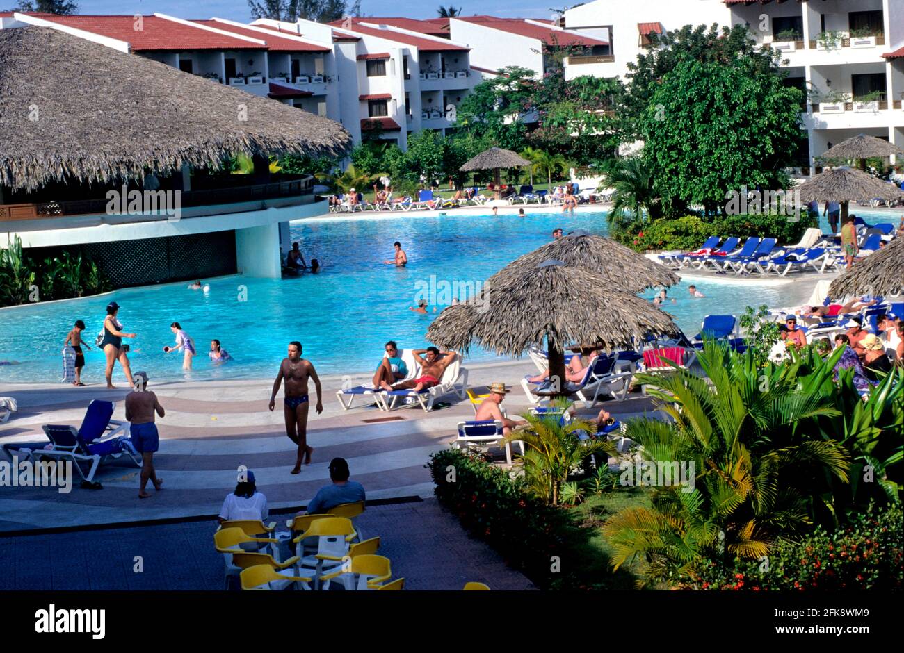 Dominikanische Republik, all inclusive Urlauber am Pool der Hotel-Anlage Playa Dorada in Puerto Plata. Stock Photo