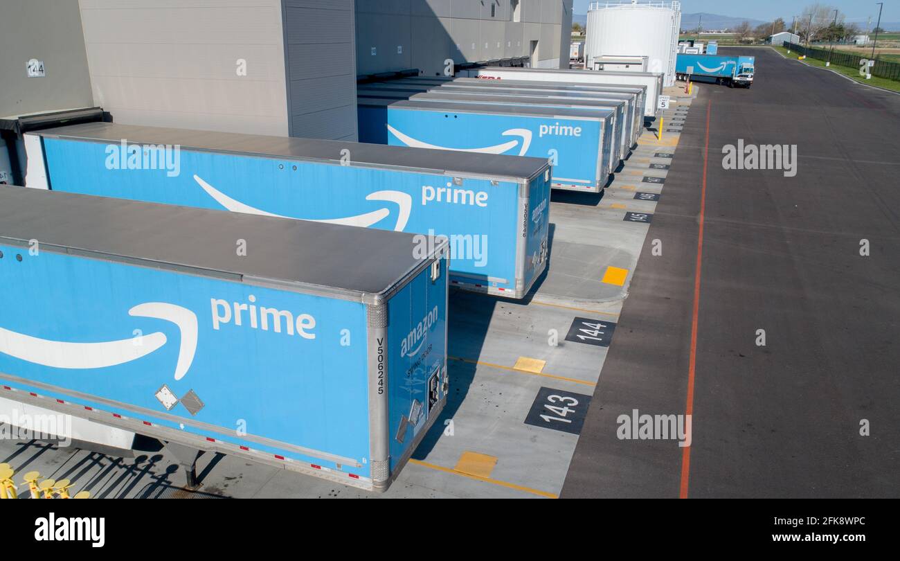 amazon trucks waiting to loaded up for delivery Stock Photo Alamy
