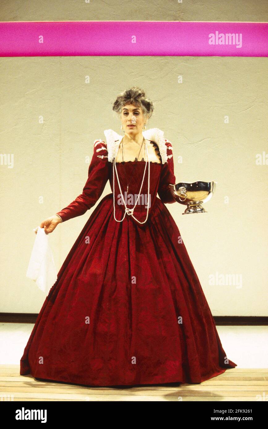 Eleanor Bron (Gertrude) in HAMLET by Shakespeare at the Donmar Warehouse, London WC2  11/11/1993  an English Touring Theatre production  design: Bunny Christie  lighting: Ben Ormerod  director: Stephen Unwin Stock Photo