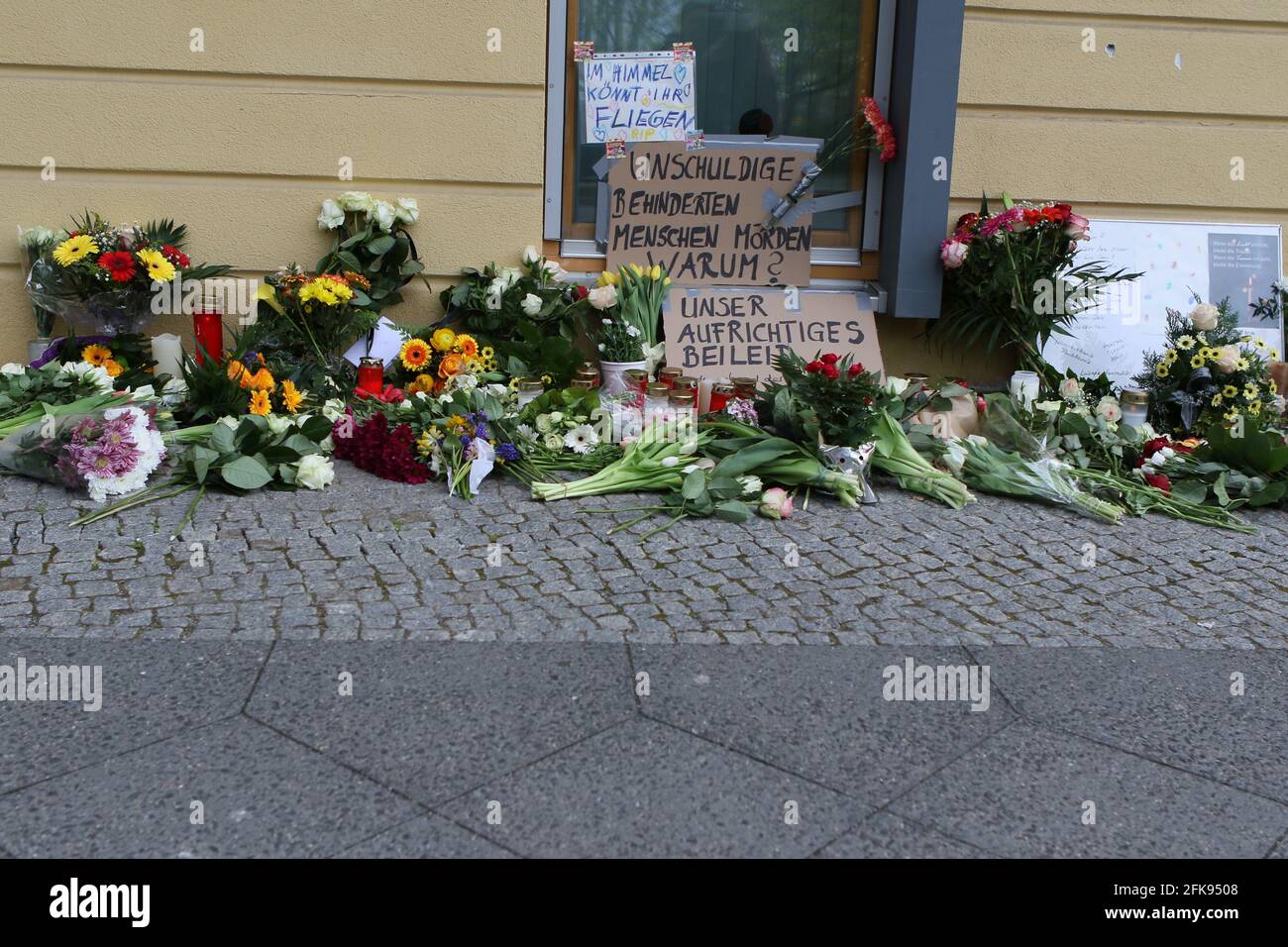 04/29/2021, Potsdam, Germany,. Flowers and signs in front of the house. Four dead were discovered in the 'Oberlin-Lebenswelten' care facility in Potsdam for people with disabilities. An urgently suspect 51-year-old woman was arrested. The victims have stab wounds. Stock Photo