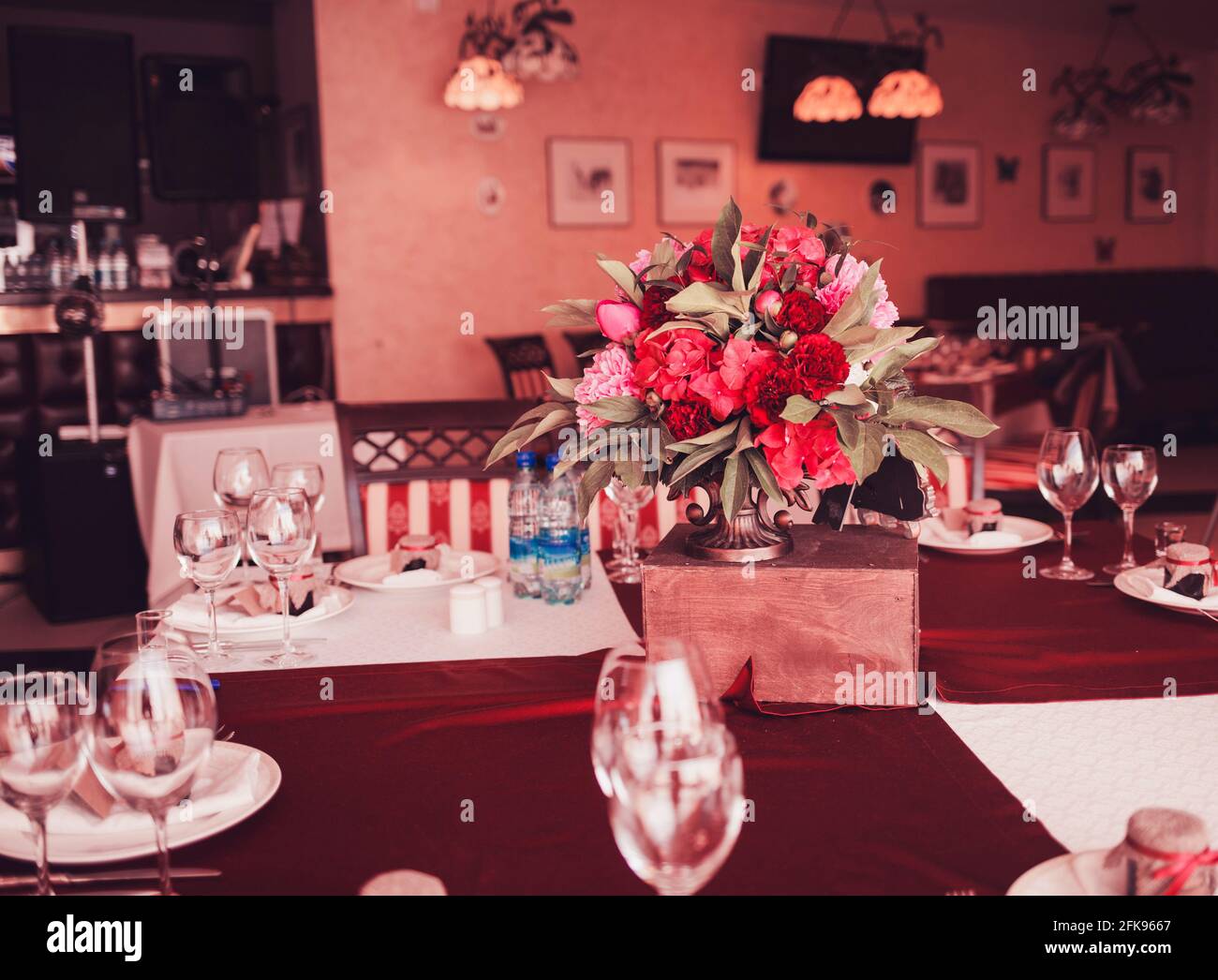 flower-table-decorations-for-holidays-and-wedding-dinner-table-set-for