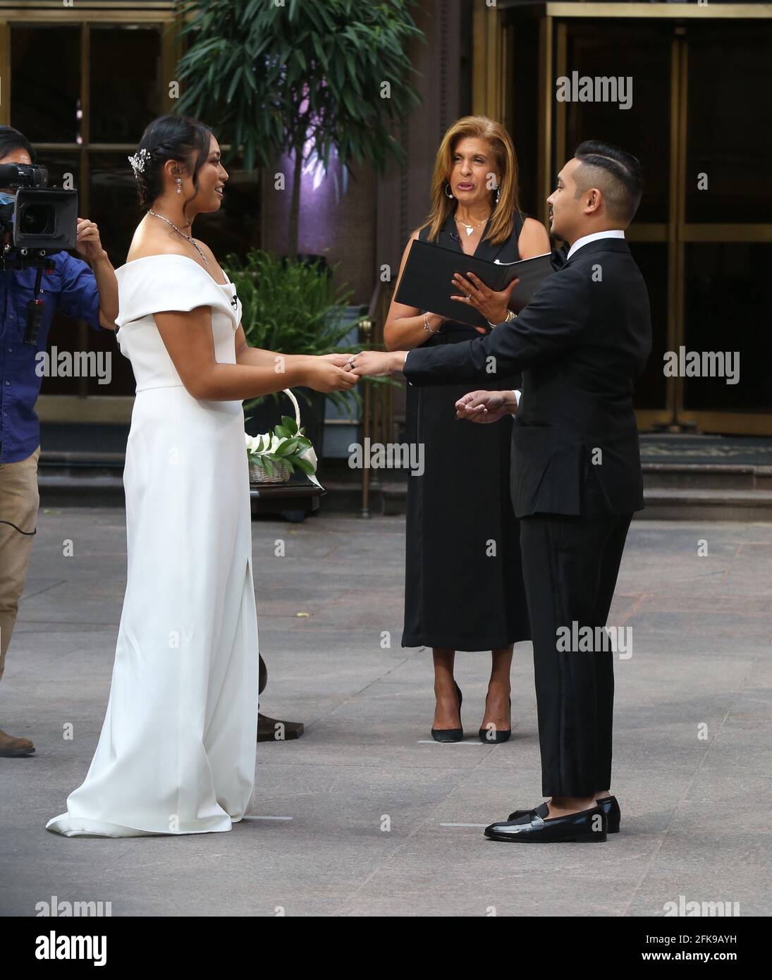 New York NY 06/25/2020 Hoda Kotb officiates the wedding of New