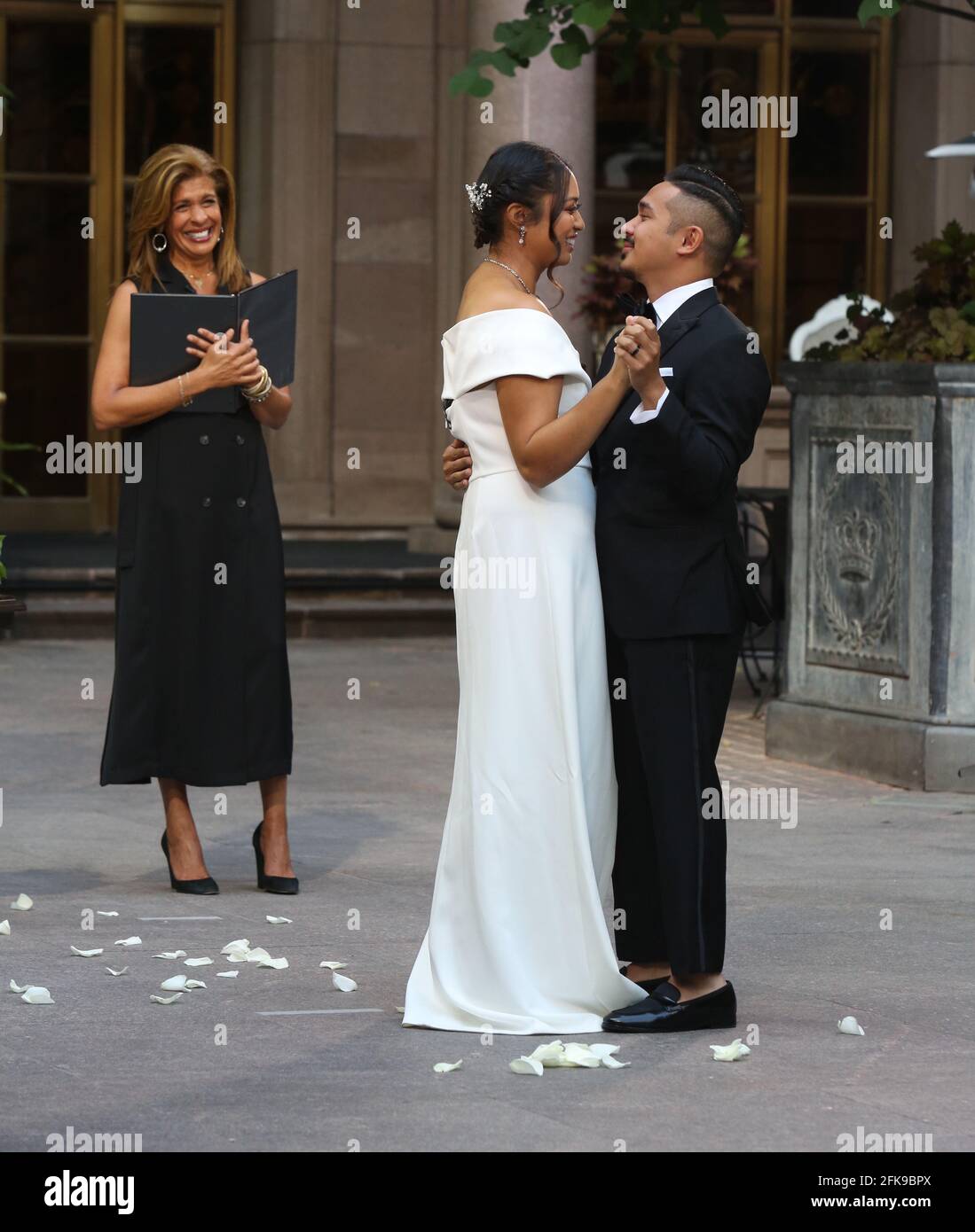 New York NY 06/25/2020 Hoda Kotb officiates the wedding of New