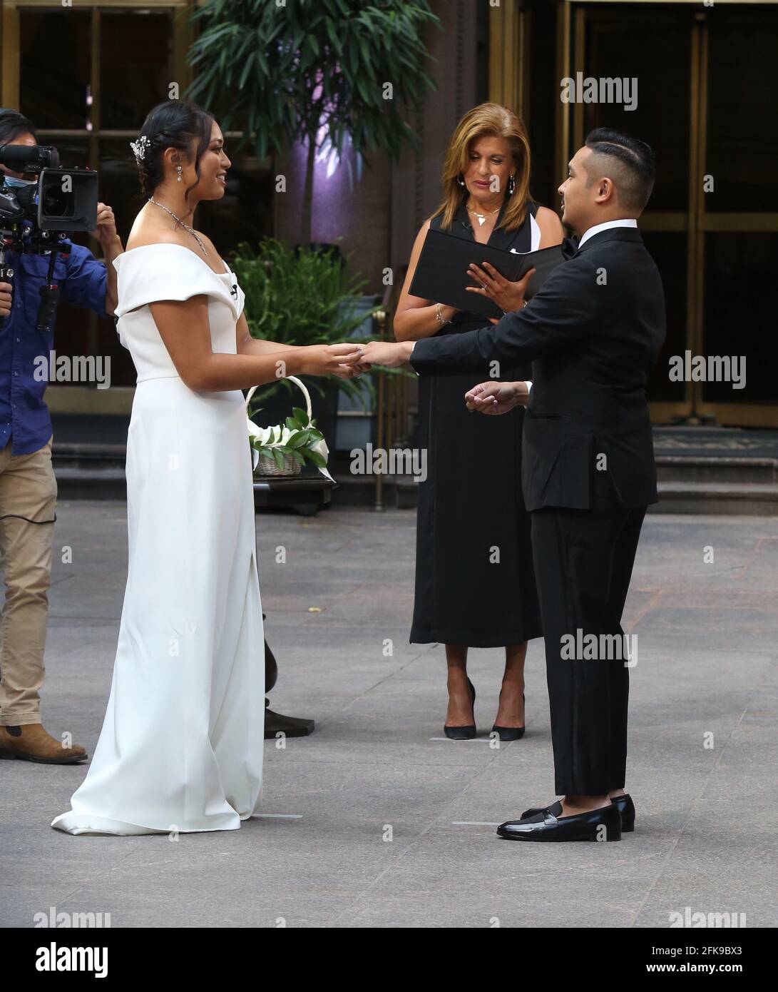 New York NY 06/25/2020 Hoda Kotb officiates the wedding of New(00)