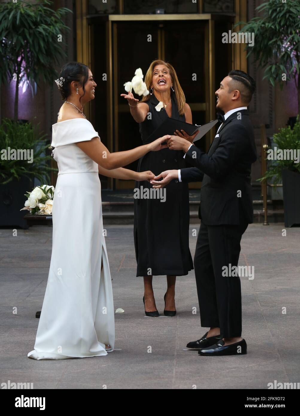 New York NY 06/25/2020 Hoda Kotb officiates the wedding of New