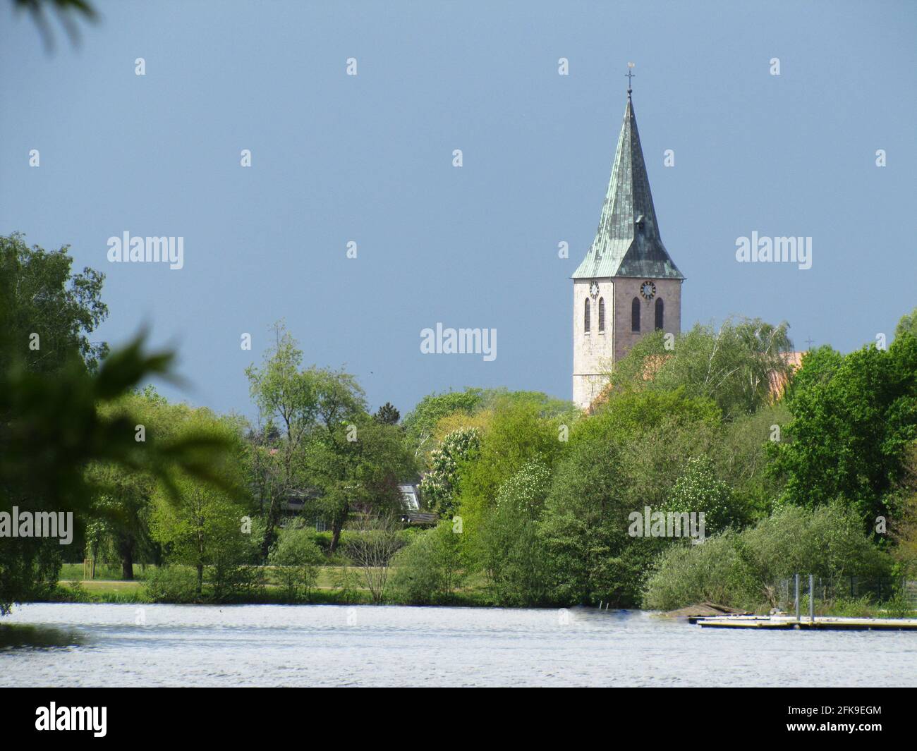 Blick über den Haselünner See auf die Kirche von Haselünne, Emsland, Germany Stock Photo