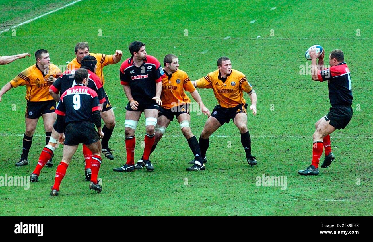 SARACEN V BATH 17/3/2002 RICHARD HILL TAKES THE BALL IN THE LINE OUT PICTURE DAVID ASHDOWN.RUGBY Stock Photo