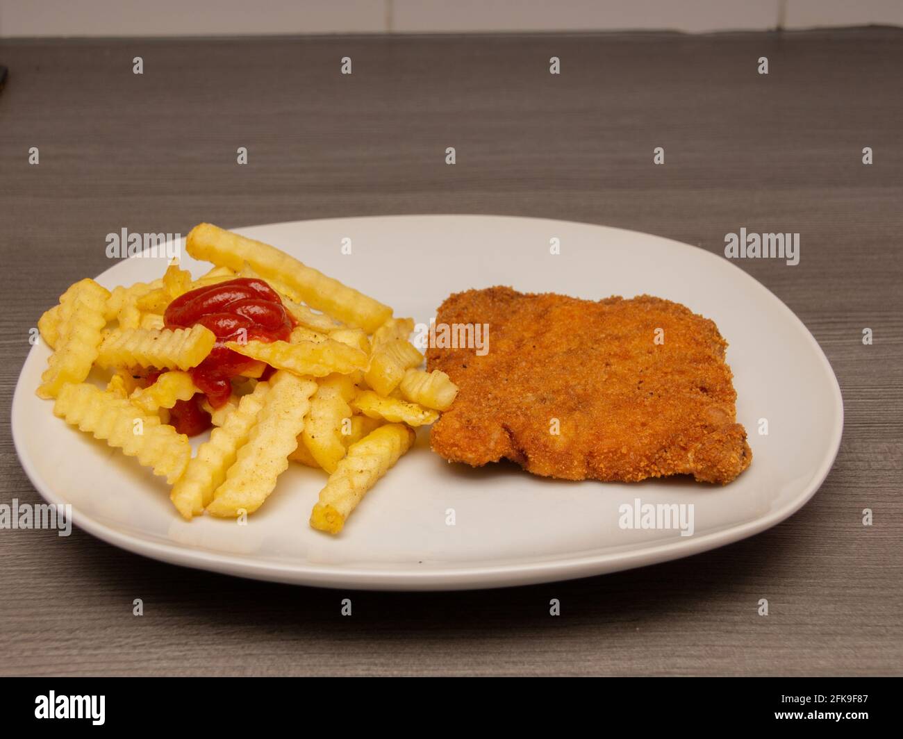 Schweineschnitzel mit Pommes und Ketchup Stock Photo - Alamy