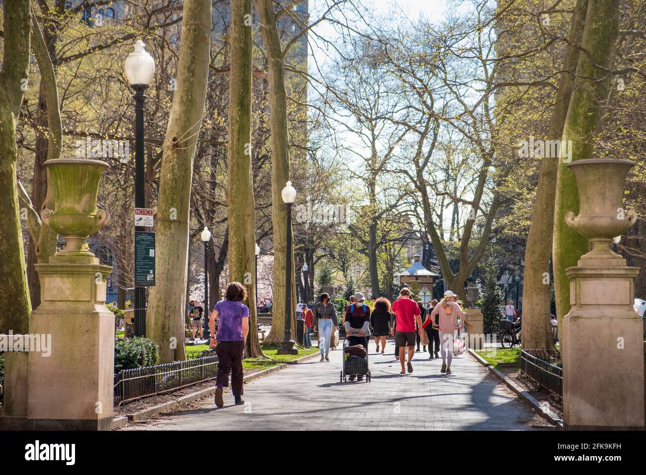 People walking through Rittenhouse Square in Springtime, Philadelphia, Pennsylvania, USA Stock Photo