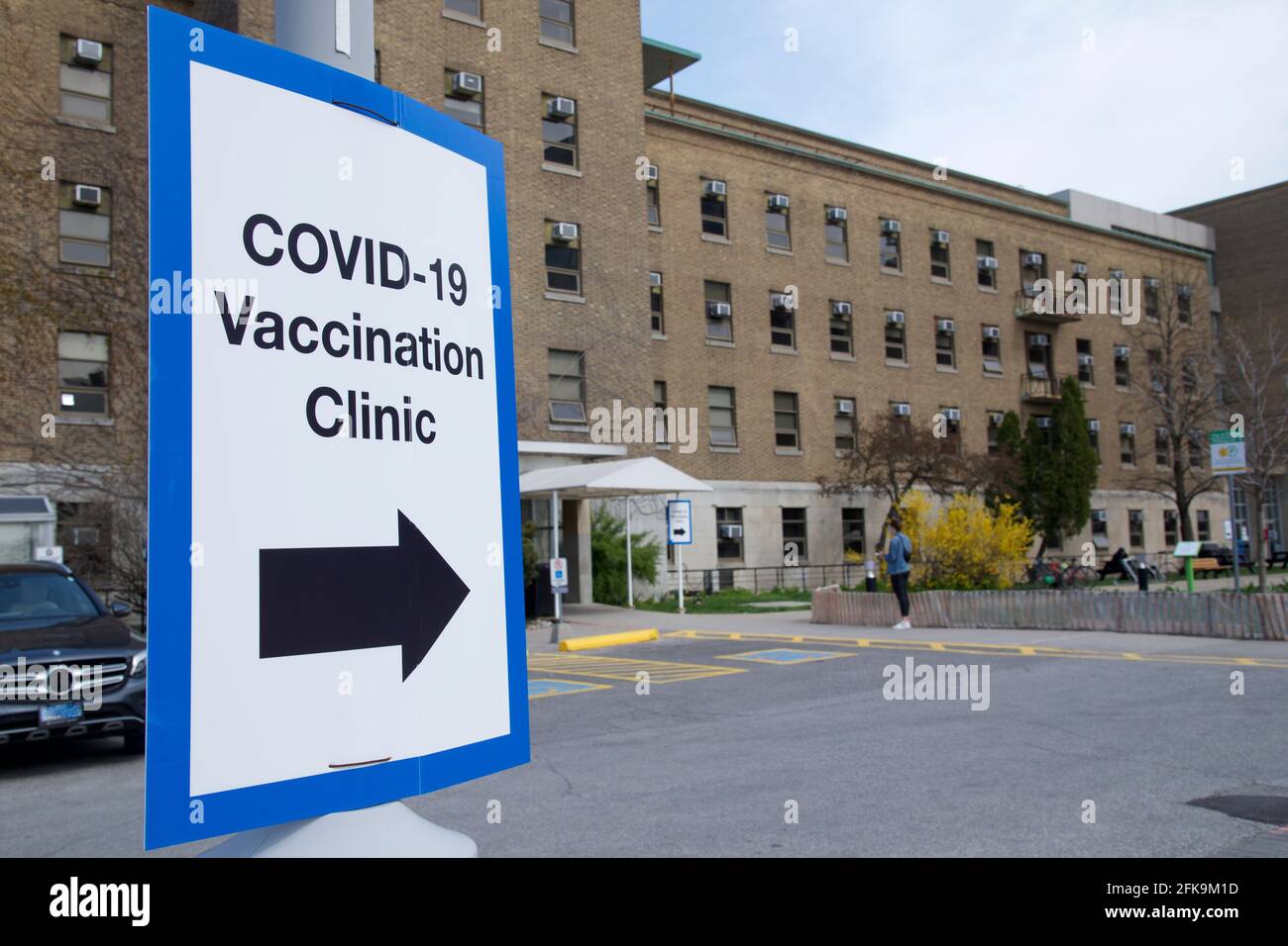 Toronto, Ontario, Canada - 27th April 2021: A direction sign was put up to show the entrance to the COVID-19 Vaccination Clinic ( Sunnybrook Hospital ) in Toronto, Canada. Stock Photo