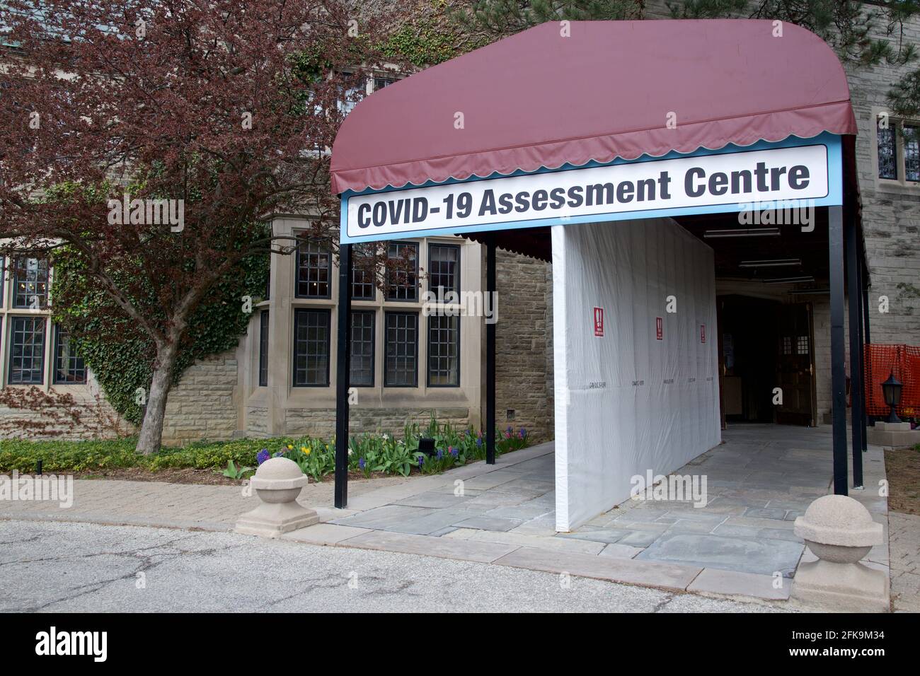 Toronto, Ontario, Canada. 27th Apr 2021. In the COVID-19 Assessment Centre (Sunnybrook Hospital) a divider was put in between the IN entrance & OUT exit Credit: Elton Law/Alamy Live News Stock Photo