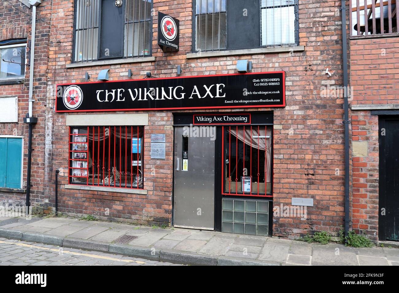 Axe throwing hires stock photography and images Alamy