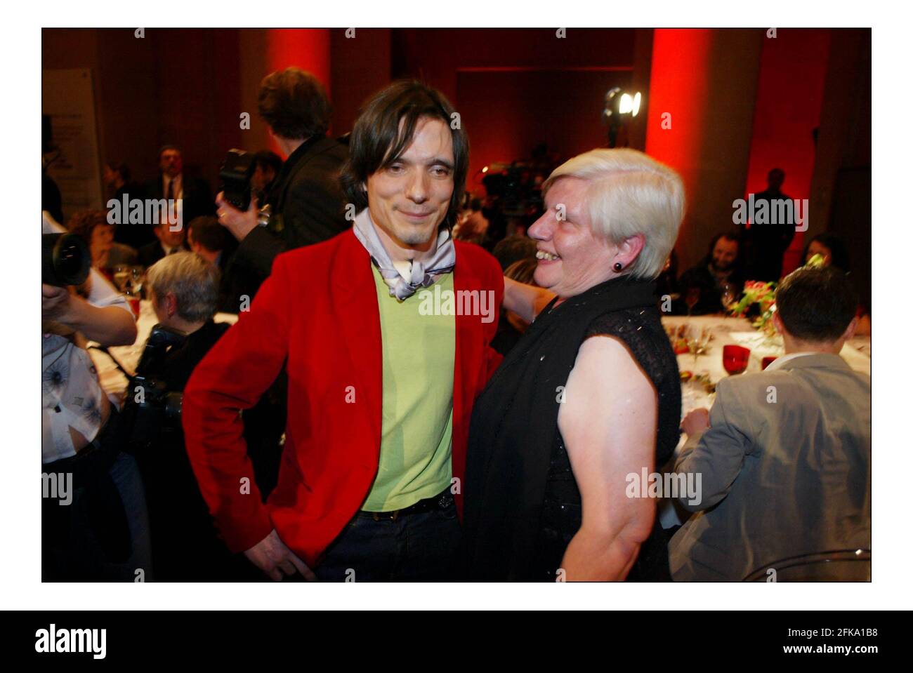 Jeremy Deller with his Turner prize work at the Tate Britain. congratulated by his mumpic David sandison 6/6/2004. Stock Photo