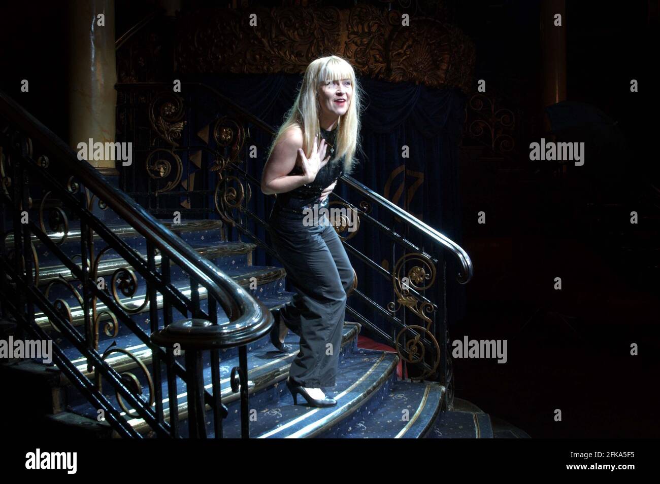 TOYAH AT A PHOTOCALL FOR A GET TOGETHER  AND TOUR OF 80S MUSIC STARS . 20/11/01 PILSTON Stock Photo