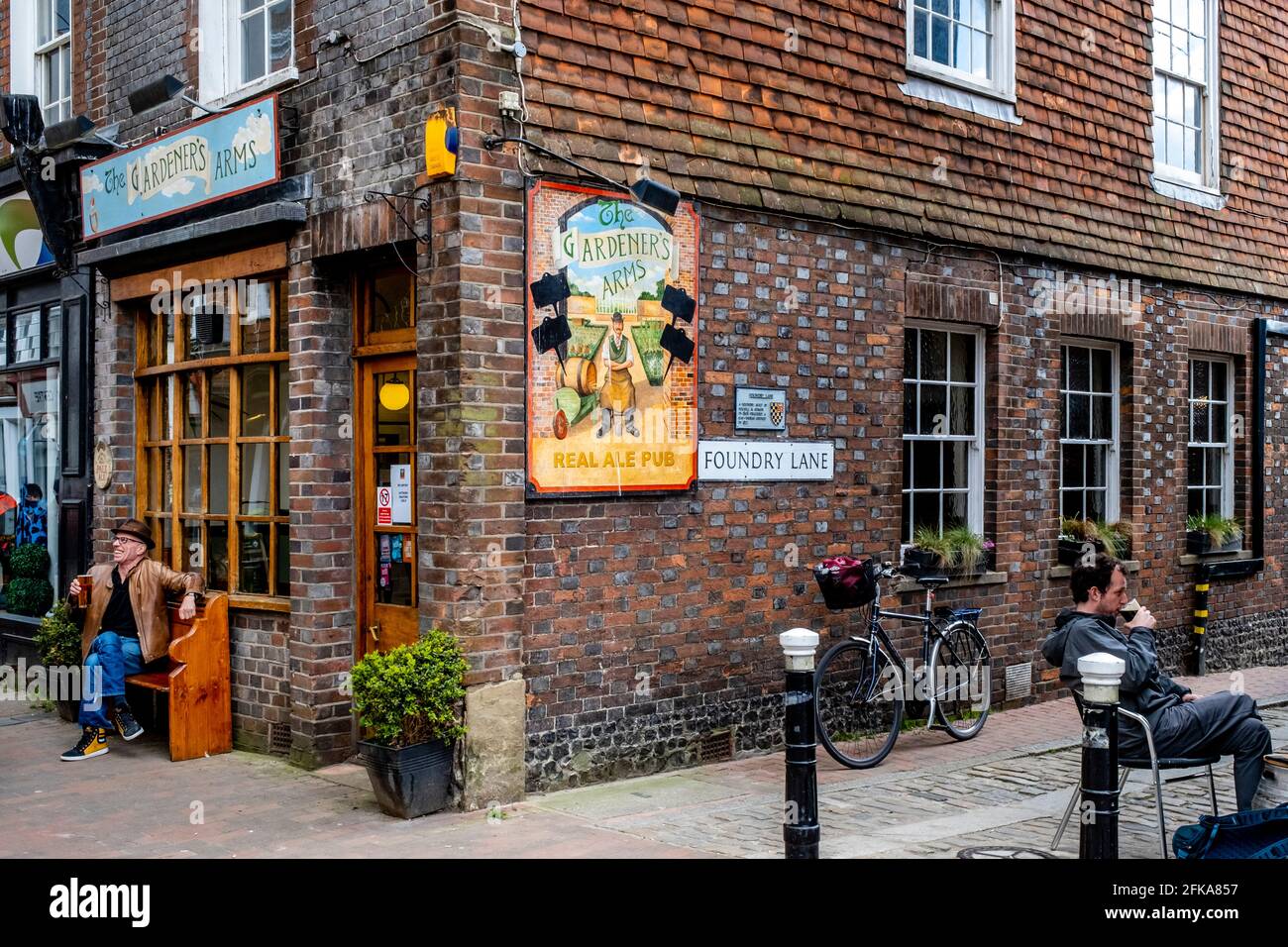As Lockdown Is Lifted Local People Enjoy A Drink Outside A Typical British Pub, Lewes, East Sussex, UK. Stock Photo