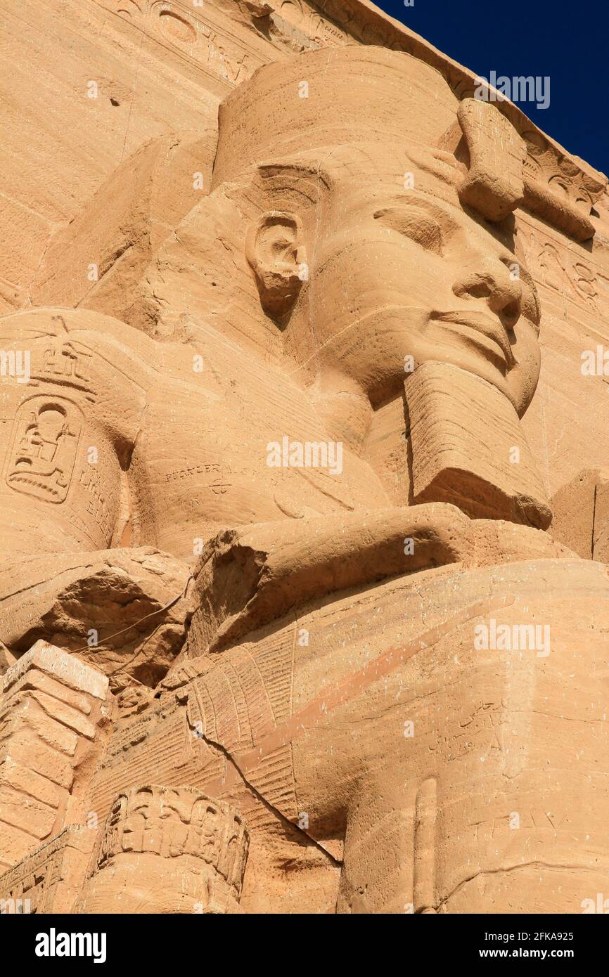 Colossal statues of king ramses ii hi-res stock photography and images ...