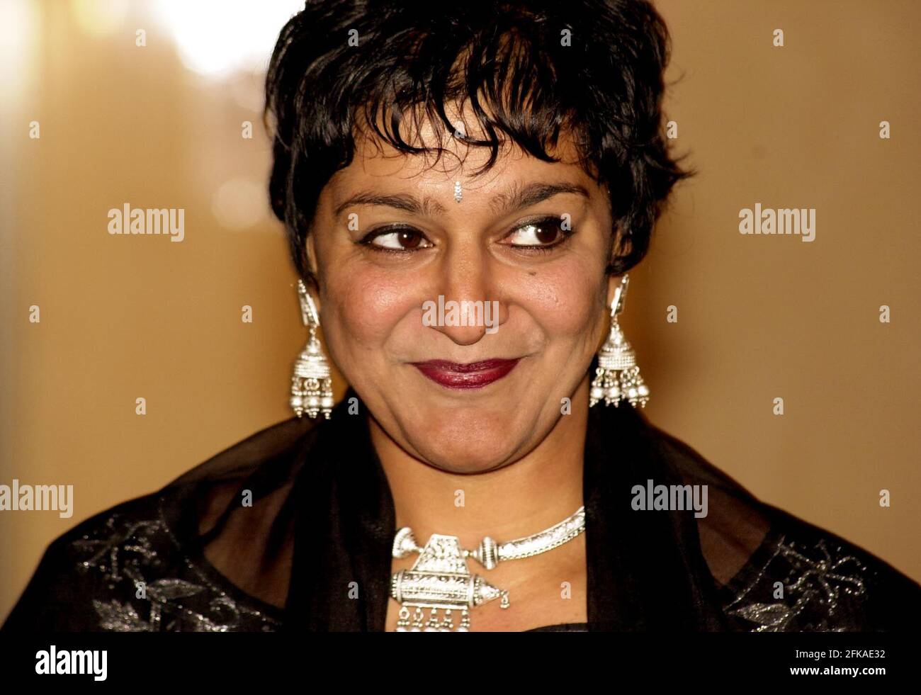 MEERA SYAL MAY 2001STAR OF TV PROGRAMME 'GOODNESS GRACIOUS ME' ARRIVING AT THE LONDON HILTON THIS EVENING FOR THE ASIAN WOMAN OF THE YEAR AWARD OF WHICH SHE WAS NOMINATED Stock Photo