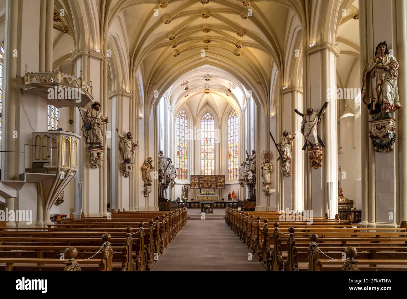 Innenraum der Basilika St. Cyriakus in Duderstadt , Niedersachsen, Deutschland   |  Basilica St. Cyriakus church interior  in Duderstadt , Lower Saxon Stock Photo