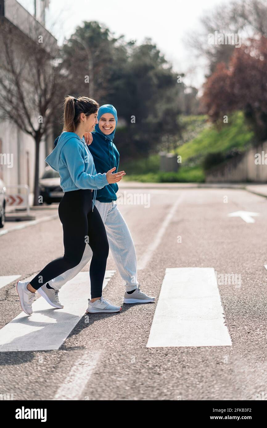 Girls wearing workout clothes hi-res stock photography and images - Alamy