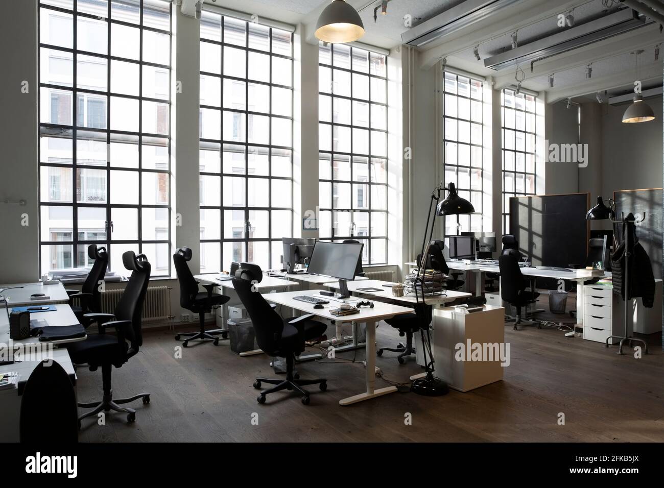 Empty office desks hires stock photography and images Alamy