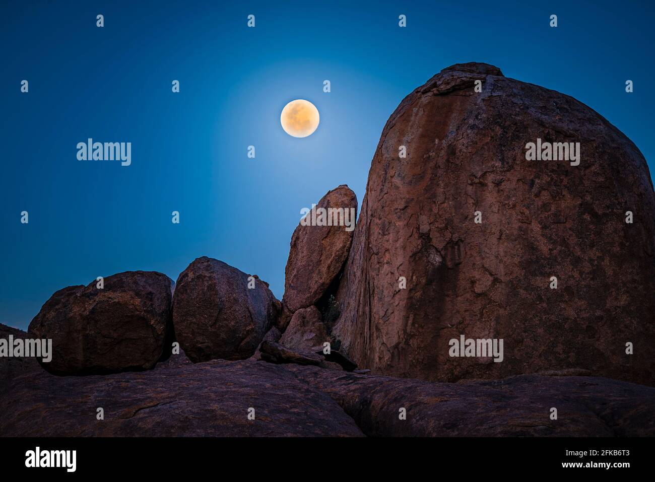 Moonrise over the coarse granite domes in Kokerboomkloof of the Ai-Ai Richtersveld National Transfrontier Park Stock Photo