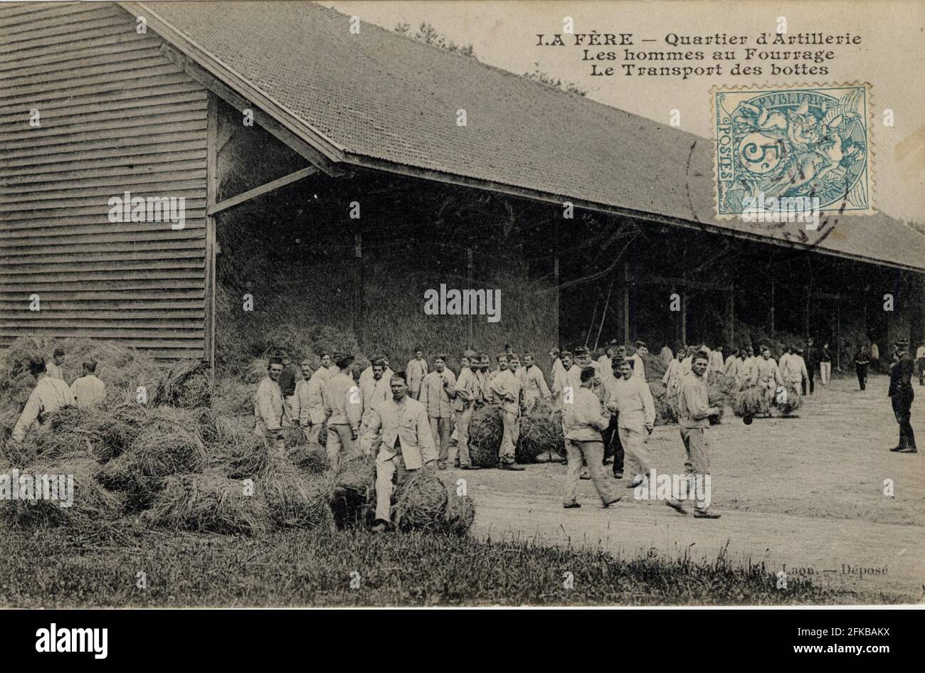 La Fère (Aisne) during the First World War. Artillery quarter. Men feeding cattle (fodder) and transport of boots. French department: 02 - Aisne Postcard beginning of 20th century Stock Photo