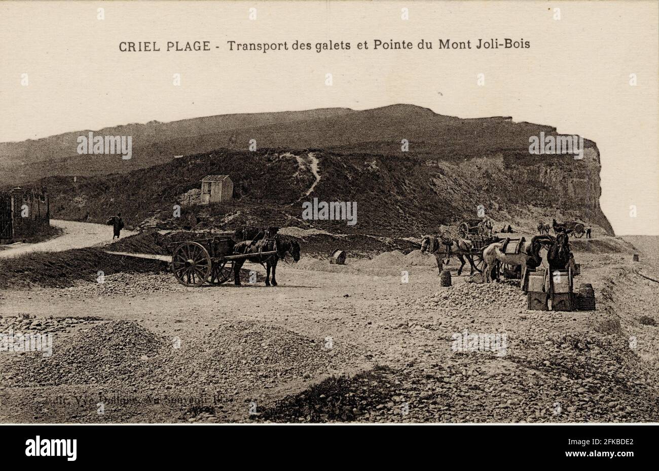 TRANSPORT DES GALETS ET POINTE DU MONT JOLI-BOIS A CRIEL-SUR-MER 76-SEINE-MARITIME Region: Normandie (formerly Haute-Normandie) Beginning of 20th century Vintage postcard Stock Photo