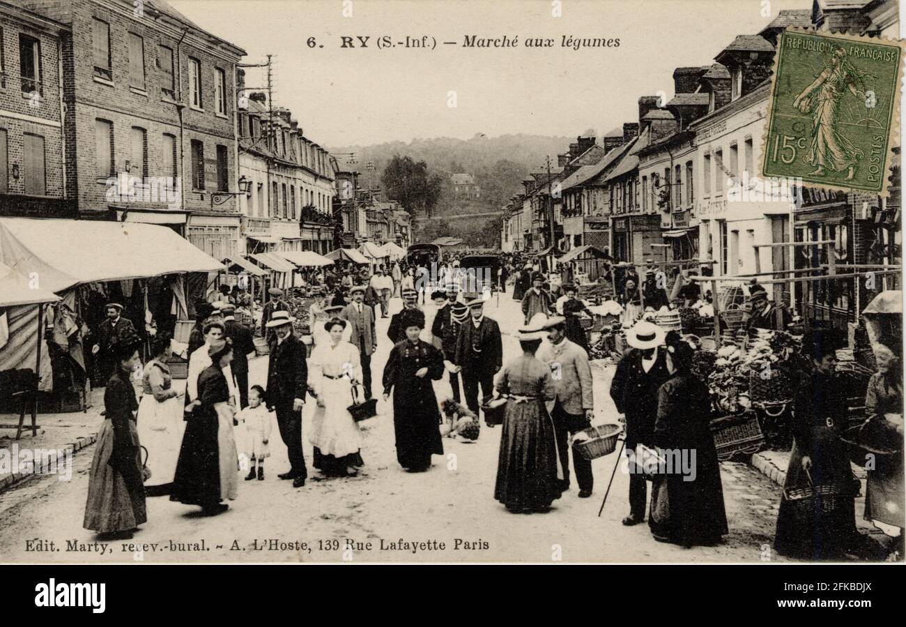photo carte postale ancienne LE MARCHE AUX LEGUMES Place Martray 56 PONTIVY