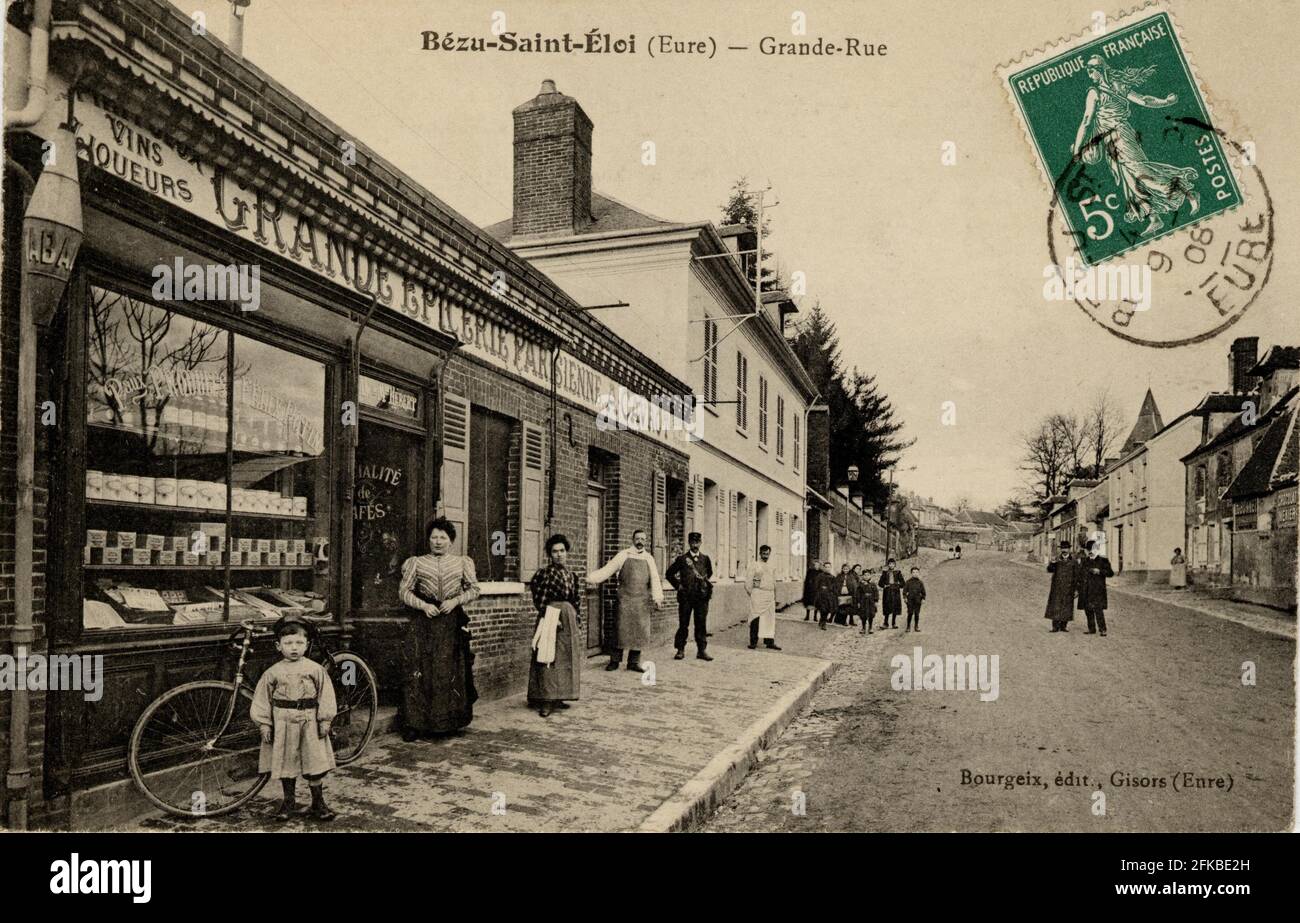 LA GRANDE RUE DE BEZU-SAINT-ELOI 27-EURE Region: Normandie (formerly Haute-Normandie)Beginning of 20th century Vintage postcard Stock Photo