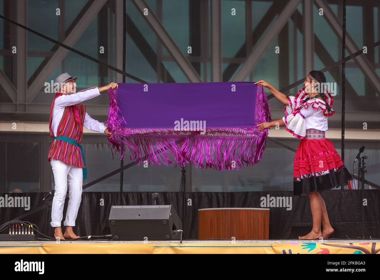 Colombia traditional costume hi-res stock photography and images - Alamy