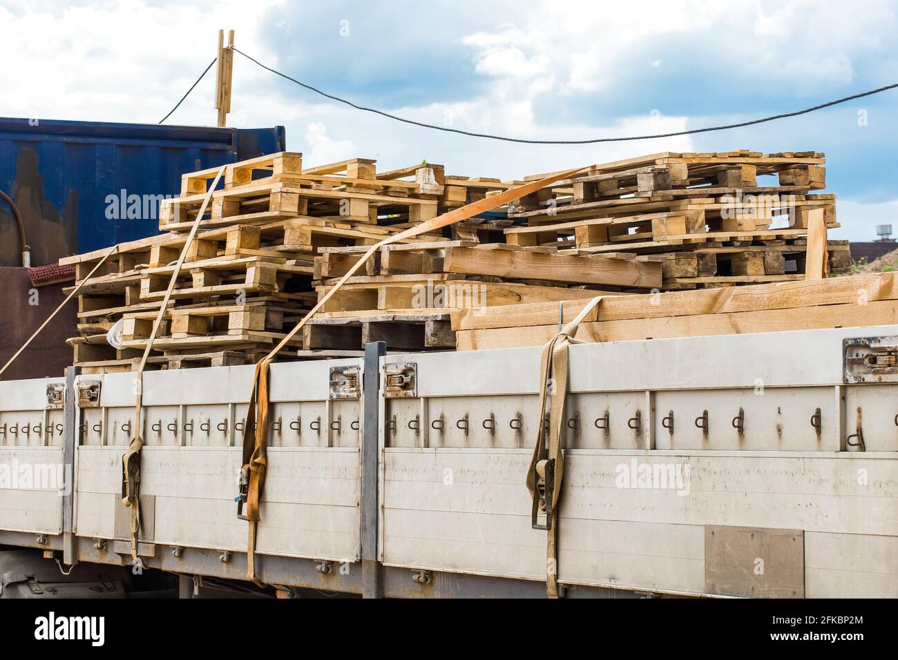 Truck load pallets hires stock photography and images Alamy