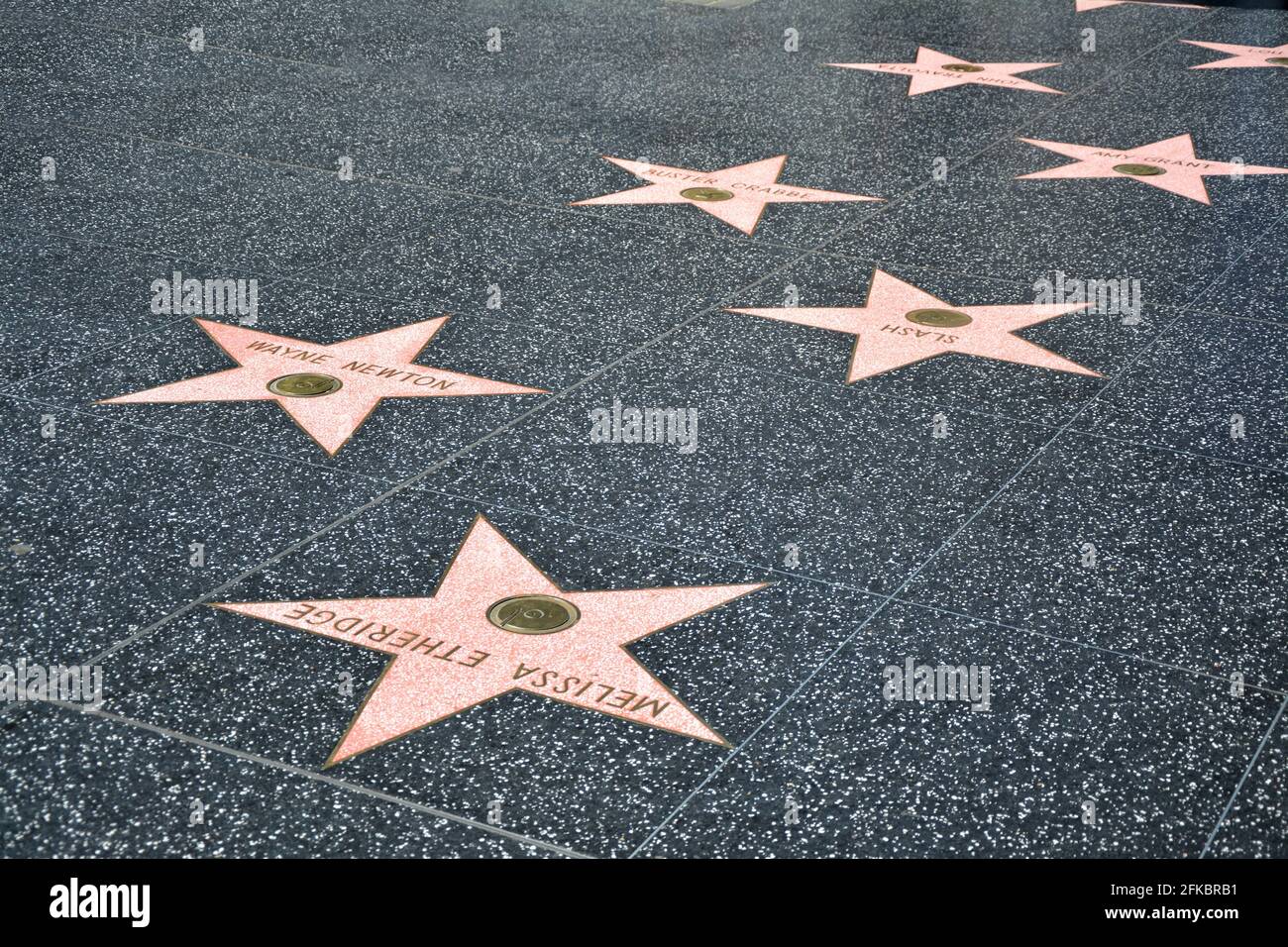 L'Hollywood Walk of Fame comprende più di 2,600 stelle di terrazzo a cinque  punte e ottone incorporate nei marciapiedi di Hollywood Boulevard Foto  stock - Alamy